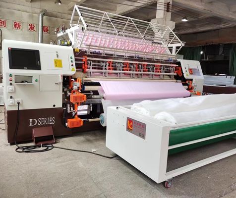 Una trapuntatrice industriale a 94 pollici di cucito automatica di 2 file
