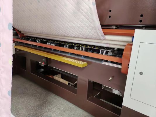 Una trapuntatrice industriale a 94 pollici di cucito automatica di 2 file