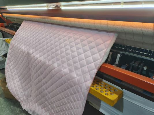 Attrezzatura per coperte a più aghi da 128 pollici per prodotti di biancheria da letto con velocità di 1400 giri al minuto