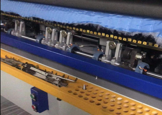 La macchina per coperte industriali produce coperte bianche e blu MAX 240m/h