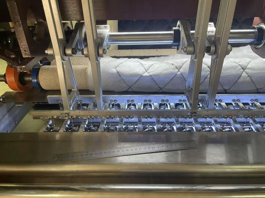 Macchina per copertura a più aghi a gancio rotativo computerizzata serie B